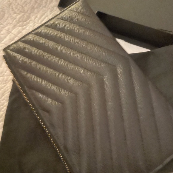 YSL CASSANDRE MATELASSÉ POUCH IN GRAIN DE POUDRE LEATHER - Picture 4 of 6